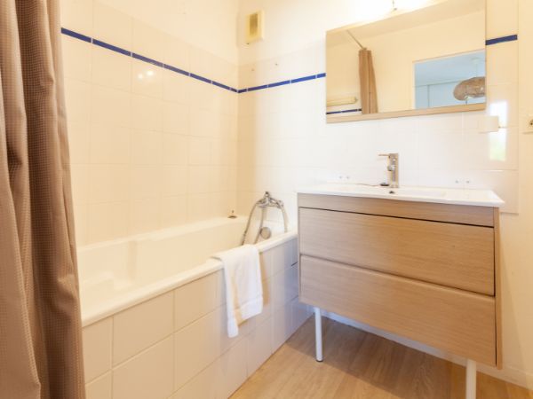 Salle de bain du logement LE SAINT-PATERN sur Vannes gérée par la conciergerie